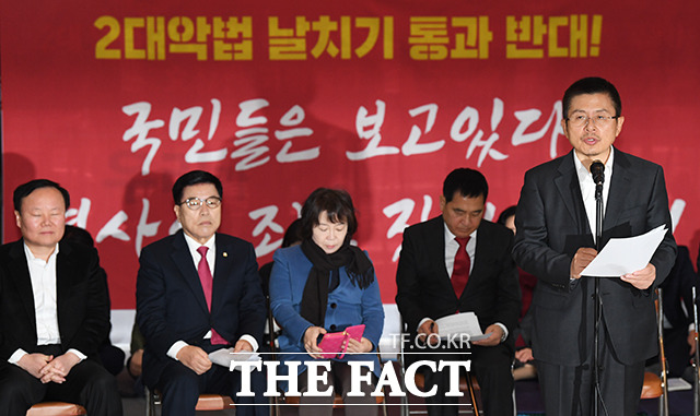 황교안 자유한국당 대표는 정세균 전 국회의장의 총리 지명에 비판 수위를 높이고 있다. 지난 16일 최고위원회의에서 발언하는 황 대표. / 국회=배정한 기자