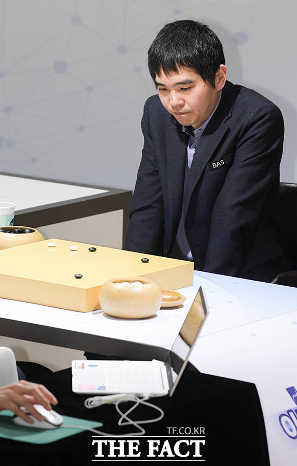 최근 은퇴를 선언한 프로바둑 기사 이세돌 9단이 18일 오전 서울 강남구 도곡동 바디프랜드 사옥에서 열린 바디프랜드 브레인마사지 배 이세돌 vs 한돌의 대국을 펼치고 있다. /김세정 기자