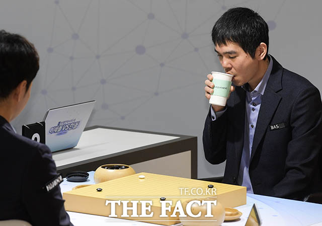 최근 은퇴를 선언한 프로바둑 기사 이세돌 9단이 18일 오전 서울 강남구 도곡동 바디프랜드 사옥에서 열린 바디프랜드 브레인마사지 배 이세돌 vs 한돌의 대국을 펼치고 있다. /김세정 기자