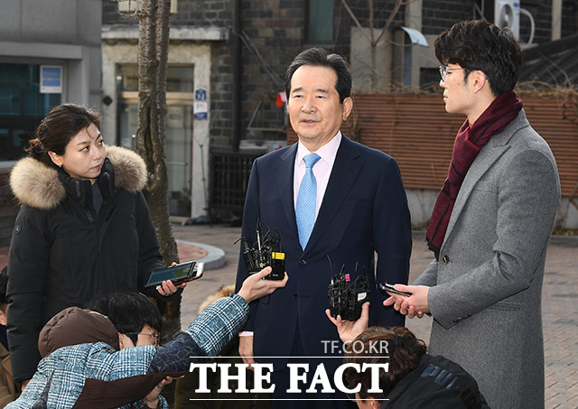 정세균 국무총리 후보자가 18일 오전 서울 종로구 금융감독원 연수원에 마련된 후보자 사무실로 출근하기에 앞서 취재진에게 소감을 밝히고 있다. /이동률 기자