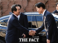 [TF포토] 노형욱 국무조정실장과 악수하는 정세균 후보자