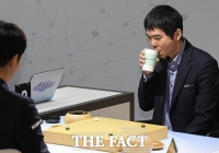 [TF포토] '목 축이는 이세돌 9단'