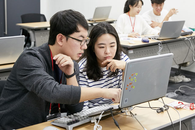 코드몬스터에 참여한 LG CNS 직원들이 코딩에 열중하고 있다. /LG CNS 제공