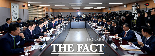 은성수 금융위원장(왼쪽 다섯번째)이 19일 오후 서울 종로구 정부서울청사 금융위 대회의실에서 열린 보험회사 CEO 간담회에 참석해 모두발언을 하고 있다. /이덕인 기자
