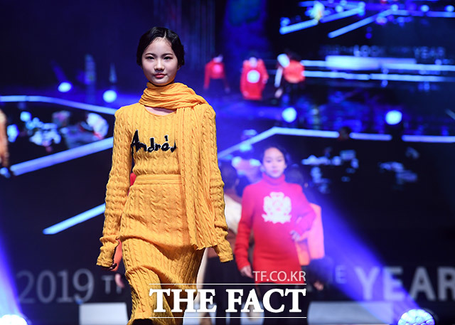 세계적인 모델 선발대회인 2019 THE LOOK OF THE YEAR의 한국 대회가 19일 오후 서울 광진구 워커힐 호텔 씨어터홀에서 열린 가운데 모델들이 런웨이를 밟고 있다. /이동률 기자