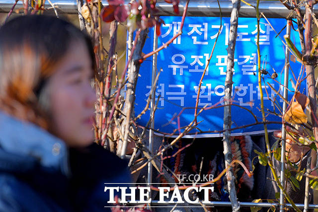 19일 오후 서울 서초구 서울고등법원 앞에서 동물권행동 카라 등 동물보호단체 회원들이 개 전기도살 사건 파기환송심 선고 관련 기자회견을 열고 유죄판결 환영 피켓을 들고 있다. /이선화 기자