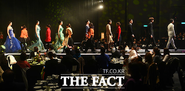 세계적인 모델 선발대회인 2019 THE LOOK OF THE YEAR의 한국 대회가 19일 오후 서울 광진구 워커힐 호텔 씨어터홀에서 열린 가운데 모델들이 런웨이를 밟고 있다. /이동률 기자