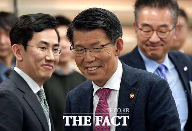 은성수 금융위원장(가운데)이 19일 오후 서울 종로구 정부서울청사 금융위 대회의실에서 열린 보험회사 CEO 간담회에 참석하며 미소 짓고 있다. /이덕인 기자