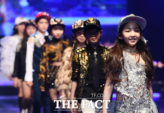 세계적인 모델 선발대회인 2019 THE LOOK OF THE YEAR의 한국 대회가 19일 오후 서울 광진구 워커힐 호텔 씨어터홀에서 열린 가운데 참가한 어린이 모델들이 런웨이를 밟고 있다. /이동률 기자