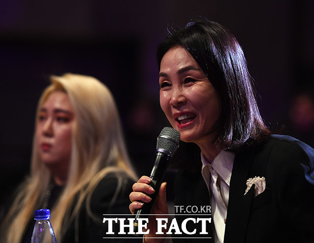 김동수 한국모델콘텐츠학회 회장(오른쪽)이 19일 오후 서울 광진구 워커힐 호텔 씨어터홀에서 열린 2019 THE LOOK OF THE YEAR KOREA에서 참가자들에게 심사평을 하고 있다. /이동률 기자