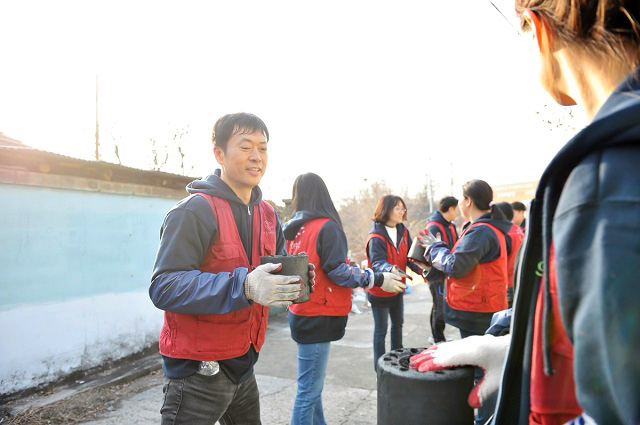 권이형 엠게임 대표가 18일 서울시 노원구 중계 마을에서 임직원과 연탄 릴레이 배달을 하고 있다. /엠게임 제공