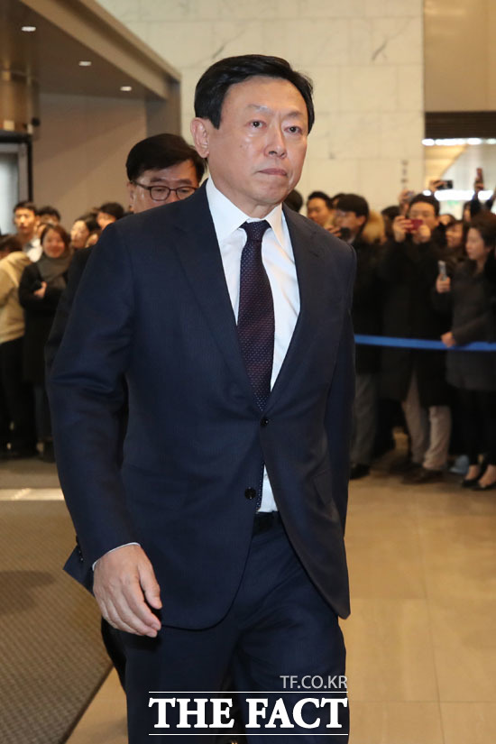 신동빈 롯데그룹 회장이 2020년 임원 인사를 통해 롯데지주 황각규·송용덕 투톱 체제를 구축했다. /더팩트 DB