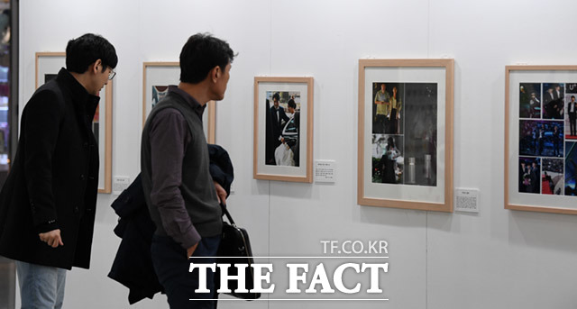 제3회 더팩트 사진 공모전 사진이 더 팩트다! 전시회가 19일 오후 서울 강남구 삼성동 코엑스 무역센터에서 열려 관람객들이 작품을 감상하고 있다. /임세준 기자