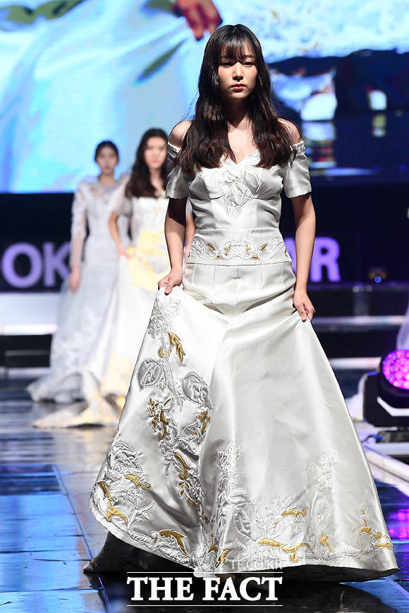 세계적인 모델 선발대회인 2019 THE LOOK OF THE YEAR의 한국 대회가 19일 오후 서울 광진구 워커힐 호텔 씨어터홀에서 열린 가운데 참가한 모델들이 런웨이를 밟고 있다. /이동률 기자
