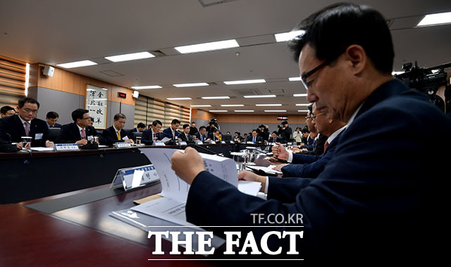 은성수 금융위원장(왼쪽 네번째)이 19일 오후 서울 종로구 정부서울청사 금융위 대회의실에서 열린 보험회사 CEO 간담회에 참석해 모두발언을 하고 있다./이덕인 기자