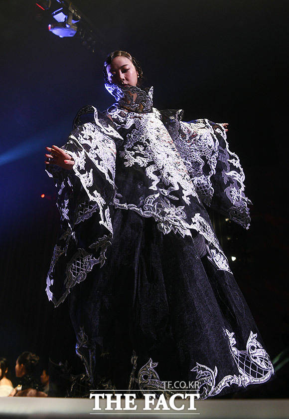 세계적인 모델 선발대회인 2019 THE LOOK OF THE YEAR의 한국 대회가 19일 오후 서울 광진구 워커힐 호텔 씨어터홀에서 열린 가운데 모델들의 런웨이를 밟고 있다. /이동률 기자