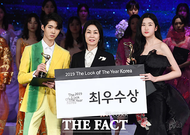 세계적인 모델 선발대회인 2019 THE LOOK OF THE YEAR의 한국 대회가 19일 오후 서울 광진구 워커힐 호텔 씨어터홀에서 열린 가운데 최우수상 수상자 오지혁 씨와 김동수 한국모델콘텐츠학회 회장, 최우수상 수상자 이채은 씨(왼쪽부터)가 기념촬영을 하고 있다. /이동률 기자