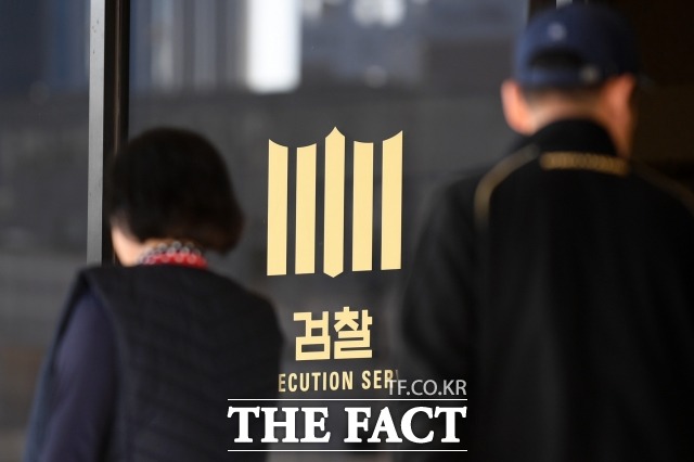 사문서위조 혐의 등으로 재판에 넘겨진 정경심(57) 동양대학교 교수의 19일 공판기일에서 재판부와 검찰이 목소리 높여 언쟁했다. 사진은 서울 서초구 서울중앙지방검찰청. /남용희 기자