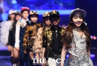 [TF포토] 어린이 모델들의 '사랑스러운 런웨이'