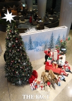 [TF포토] 워커힐, 진짜 산타와 함께 하는 크리스마스