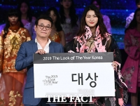 [TF포토] '2019 THE LOOK OF THE YEAR' 영예의 대상 수상한 김시인