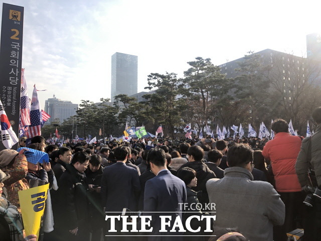지난 18일 국회의사당 역 앞 거리를 가득 메운 시민들. /문혜현 기자