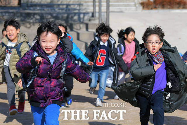 20일 오전 서울 용산구 서울삼광초등학교에서 겨울방학식을 마친 학생들이 하교하며 기뻐하고 있다. /이선화 기자