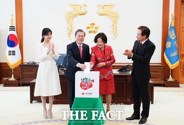 문재인 대통령과 김정숙 여사가 20일 오전 청와대 본관 집무실에서 아너 소사이어티 회원인 배우 수지(왼쪽) 씨와 정보석 씨가 참석한 가운데 사랑의 열매 성금을 모금함에 넣고 있다. /청와대 제공