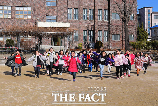 20일 오전 서울 용산구 서울삼광초등학교에서 겨울방학식을 마친 학생들이 하교하며 기뻐하고 있다. /이선화 기자