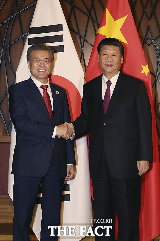 문재인 대통령이 오는 23일 중국 베이징에서 시진핑 중국 주석과 정상회담을 한다. 지난 2017년 11월 베트남 다낭에서 아시아태평양경제협력체(APEC) 정상회의가 끝난 뒤 한중정상회담을 위해 만난 문 대통령과 시 주석. /청와대 제공