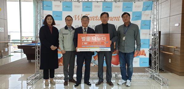 안국약품은 지난달 27일 경기도 화성시 향남읍에 소재한 화성시남부종합사회복지관을 방문해 후원금을 전달했다. /안국약품 제공