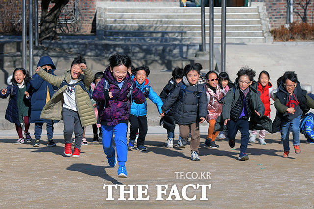 20일 오전 서울 용산구 서울삼광초등학교에서 겨울방학식을 마친 학생들이 하교하며 기뻐하고 있다. /이선화 기자