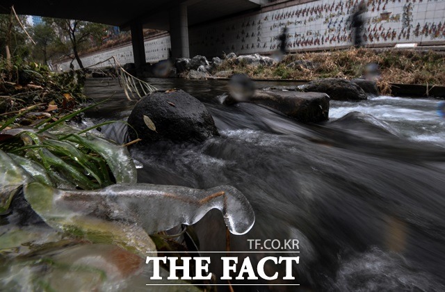 서울의 아침 기온 영하 5도까지 내려가겠으며, 춘천은 영하 8도로 춥겠다. 사진은 지난 9일 얼음이 맺힌 서울 종로구 청계천 일대. /임세준 기자