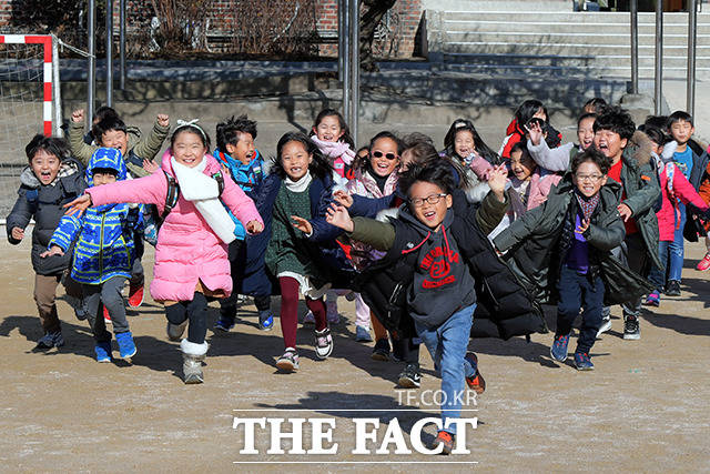 20일 오전 서울 용산구 서울삼광초등학교에서 겨울방학식을 마친 학생들이 하교하며 기뻐하고 있다. /이선화 기자