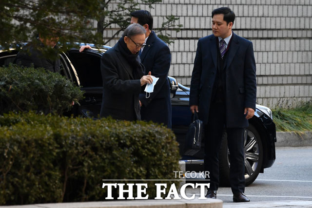 다스 자금 횡령과 뇌물수수 의혹을 받고 있는 이명박 전 대통령이 20일 오전 서울 서초구 서울고등법원에서 열린 항소심 39차 공판에 출석하고 있다./남윤호 기자