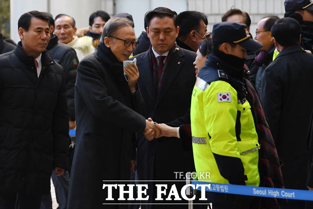 다스 자금 횡령과 뇌물수수 의혹을 받고 있는 이명박 전 대통령(왼쪽에서 두 번째)이 20일 오전 서울 서초구 서울고등법원에서 열린 항소심 39차 공판에 출석하며 지지자들과 인사를 나누고 있다./남윤호 기자