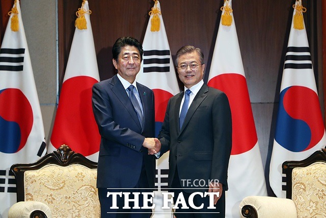 문 대통령은 오는 24일 오후 중국 청두에서 아베 신조 일본 총리와 양자회담을 한다. 지난해 9월 제73차 유엔총회 참석을 위해 미국 뉴욕을 방문한 문 대통령과 아베 총리가 정상회담을 하는 모습. /청와대 제공