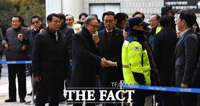 다스 자금 횡령과 뇌물수수 의혹을 받고 있는 이명박 전 대통령(가운데)이 20일 오전 서울 서초구 서울고등법원에서 열린 항소심 39차 공판에 출석하며 지지자들과 인사를 나누고 있다./남윤호 기자