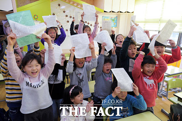 20일 오전 서울 용산구 서울삼광초등학교에서 겨울방학식이 열린 가운데 초등학생들이 방학안내문을 들고 기뻐하고 있다. /이선화 기자