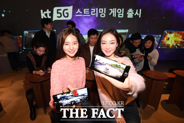 KT 5G 스트리밍 게임 서비스 출시행사가 20일 오전 서울 성동구의 한 카페에서 열린 가운데 모델들이 5G 스트리밍 게임을 선보이고 있다. /임세준 기자