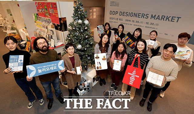 디자인·공예 브랜드를 한눈에 볼 수 있는 2019 서울디자인브랜드전 행사가 20일 오전 서울 중구 동대문디자인플라자(DDP)에서 열린 가운데 참가 디자이너들이 포즈를 취하고 있다. /이덕인 기자