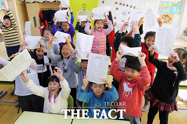 20일 오전 서울 용산구 서울삼광초등학교에서 겨울방학식이 열린 가운데 초등학생들이 방학안내문을 들고 기뻐하고 있다. /이선화 기자