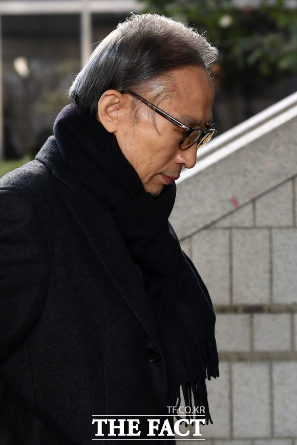 다스 자금 횡령과 뇌물수수 의혹을 받고 있는 이명박 전 대통령이 20일 오전 서울 서초구 서울고등법원에서 열린 항소심 39차 공판에 출석하고 있다./남윤호 기자