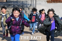 [TF포토] '겨울방학식 마치고 신난 아이들!'