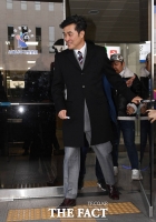 [TF포토] 밝은 표정으로 법원 나서는 최민수