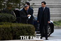 [TF포토] 마스크 챙기는 이명박