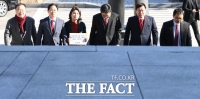 [TF포토] '민주당 공천 개입 의혹' 고발장 제출하는 자유한국당