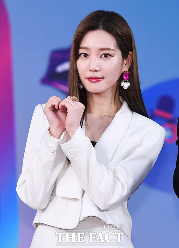 2019 KBS 연예대상 레드카펫 행사가 21일 오후 서울 여의도 KBS 본관에서 진행된 가운데 배우 이유비가 포토타임을 갖고 있다. / 배정한 기자