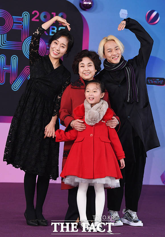 2019 KBS 연예대상 레드카펫 행사가 21일 오후 서울 여의도 KBS 본관에서 진행된 가운데 가수 팝핀현준(오른쪽) 가족이 포토타임을 갖고 있다. / 배정한 기자