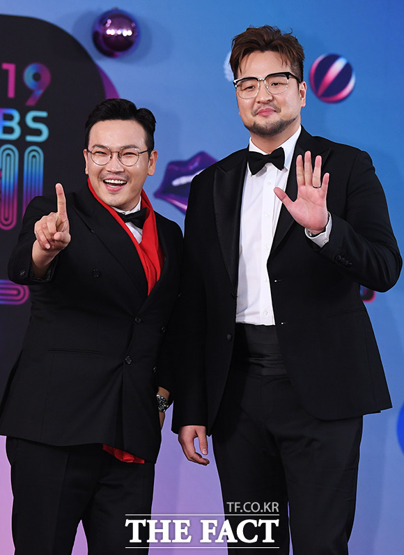 2019 KBS 연예대상 레드카펫 행사가 21일 오후 서울 여의도 KBS 본관에서 진행된 가운데 MC 딩동(왼쪽)과 가수 김태우가 포토타임을 갖고 있다. / 배정한 기자